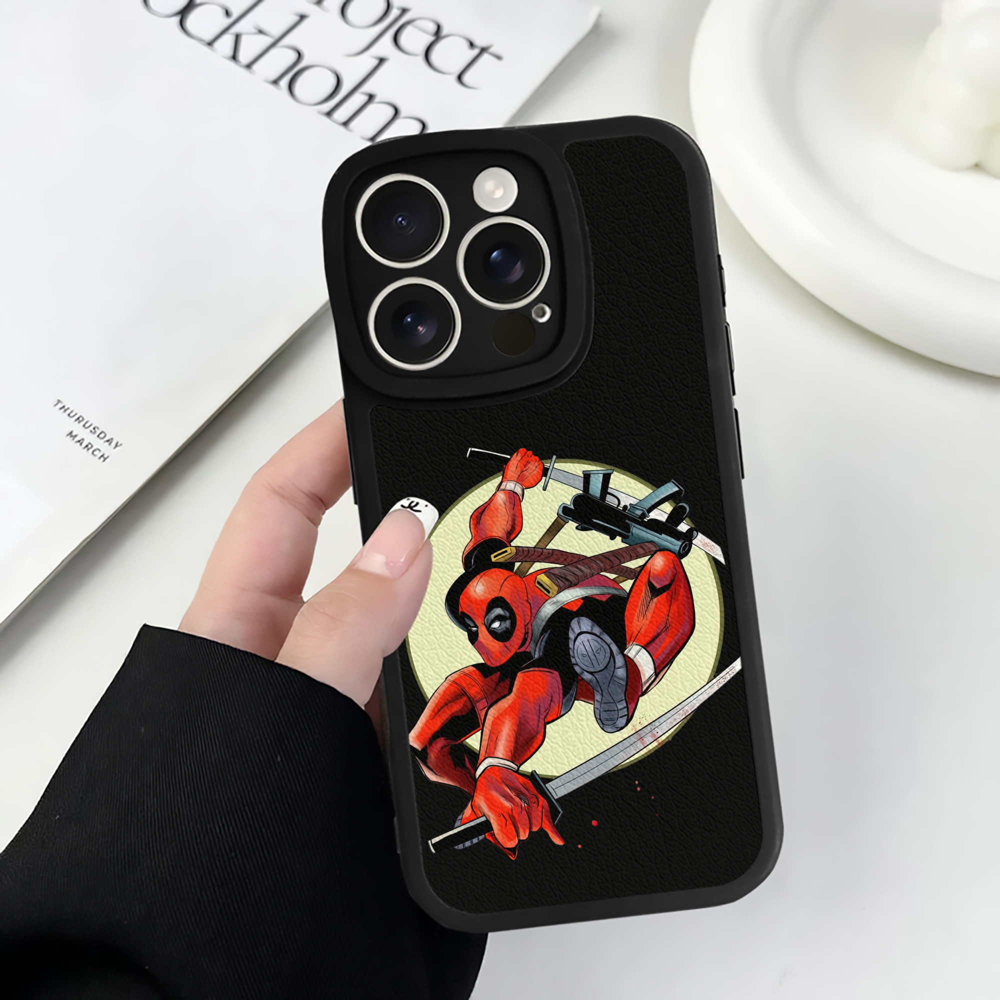 （画像用） Deadpool デッドプール 【iPhone 16シリーズ対応】シリコンスマホケース（レザー調） 材質：シリコン